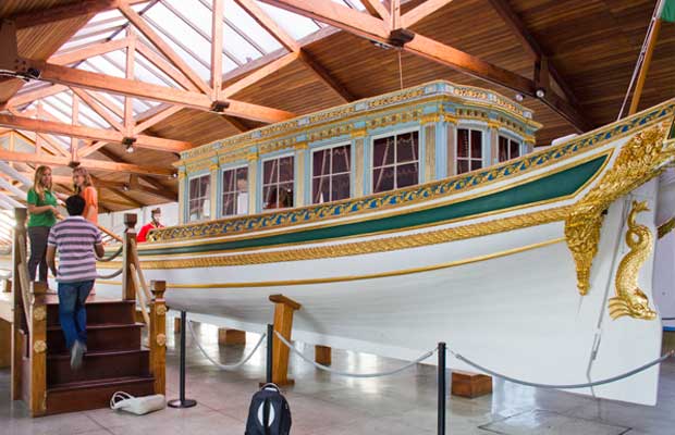 Barco de Dom João VI coberto por folhas de ouro<br> Barco de Dom João VI coberto por folhas de ouro<br>