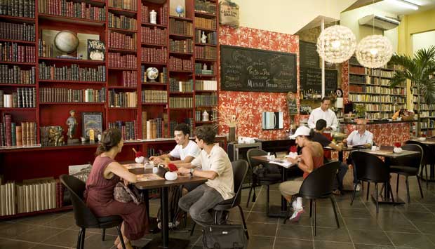 Dentro do sebo chic Letra Viva, serve lanches saborosos<br> Dentro do sebo chic Letra Viva, serve lanches saborosos<br>