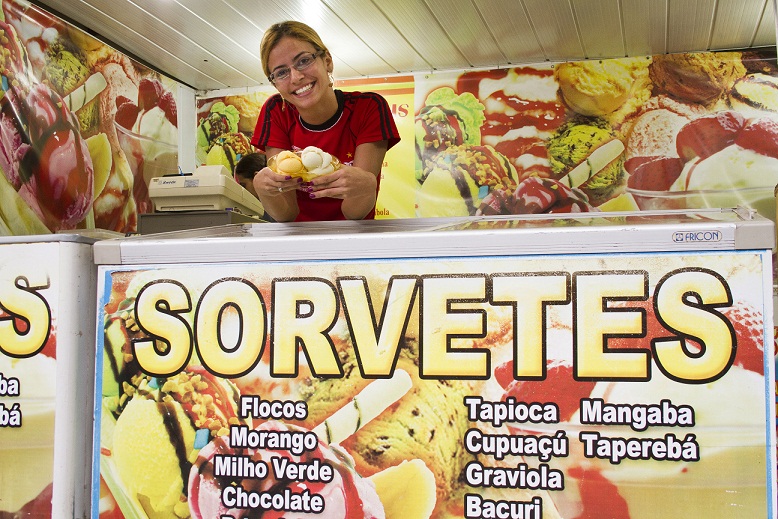 Os doces nordestinos não ficam restritos apenas à rapadura e à tapioca. Na sorveteria Sabor do Norte não faltam sabores diferentes feitos artesanalmente com a polpa de frutas regionais como bacuri, cupuaçu, graviola, mangaba, murici, umbu, seriguela, grav<br>