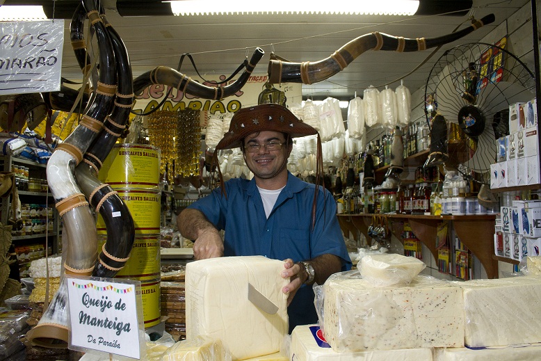 O queijo campeão de vendas é o coalho (R$ 15,00 o quilo), seguido pelo queijo de manteiga, da Paraíba (R$ 18,00 o quilo), e pelo queijo curado (R$ 15,00 o quilo). Mas não é só de queijo que vive a barraca. O bolo de massa puba, por exemplo, pode ser encon<br>