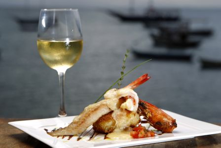Peixe grelhado, concassê de tomate sobre blinis de cará trufado e camarão banhado em espuma de cupuaçu.<br> Peixe grelhado, concassê de tomate sobre blinis de cará trufado e camarão banhado em espuma de cupuaçu.<br>