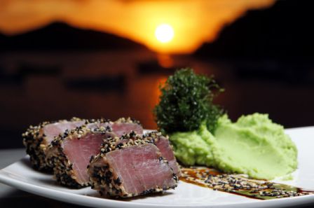 Atum em crosta de gergelim com purê de wasabi e couve crocante.<br>