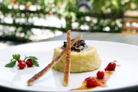 Petit gateau de semolina recheado com creme de porccini e carne seca: servido com telha de coalho, redução de pimenta porquinho e melaço de cana.<br> Petit gateau de semolina recheado com creme de porccini e carne seca: servido com telha de coalho, redução de pimenta porquinho e melaço de cana.<br>