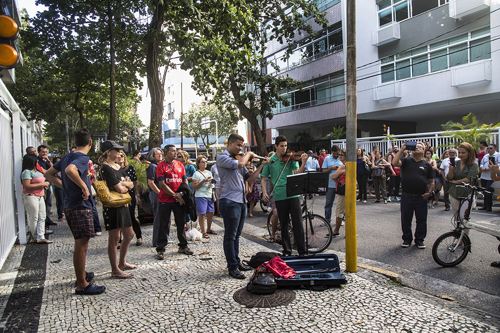 Circo armado no Leblon: música, curiosos e indignados
