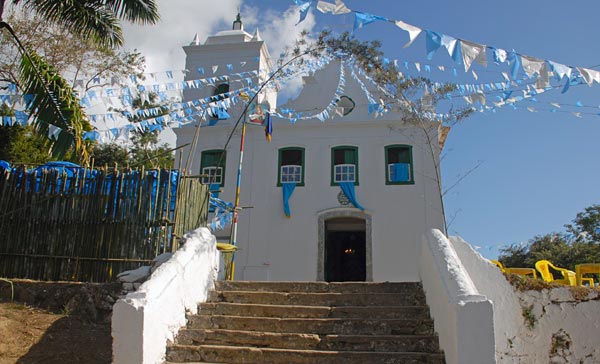 Construída no século XVIII, faz parte do importante patrimônio histórico da Ilha Grande. Era frequentada por fazendeiros e trabalhadores das lavouras de café que se instalaram à sua volta<br>