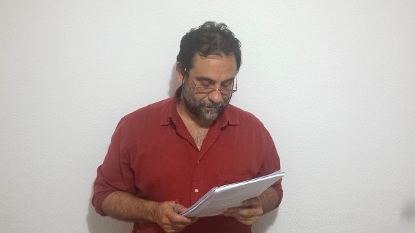 Após o sucesso da peça The Book of Mormon, Alexandre Amorim adapta texto de Artur de Azevedo para espetáculo grátis