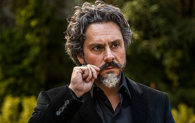 Alexandre Nero ganha cachê de 700 000 reais para gravar comercial de cerveja e, por telefone, arremata vaca em leilão (com o maior lance). Eita, Comendador!