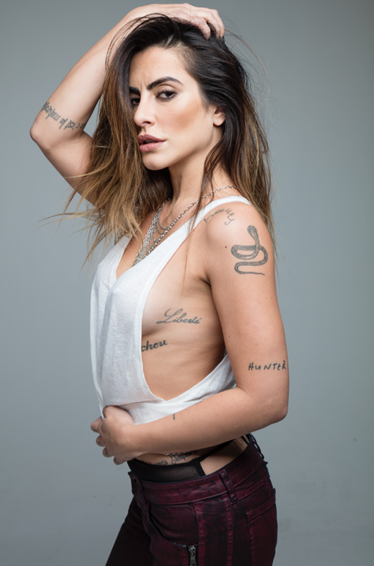 Cleo Pires lança linha de camisetas sensuais estampadas com imagens de sua própria boca