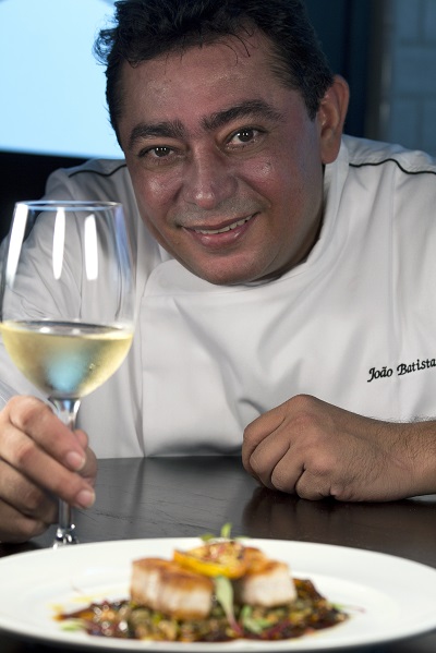 Batista, o braço direito do chef Claude Troisgros, serve seu primeiro menu degustação, autoral, no restaurante do patrão