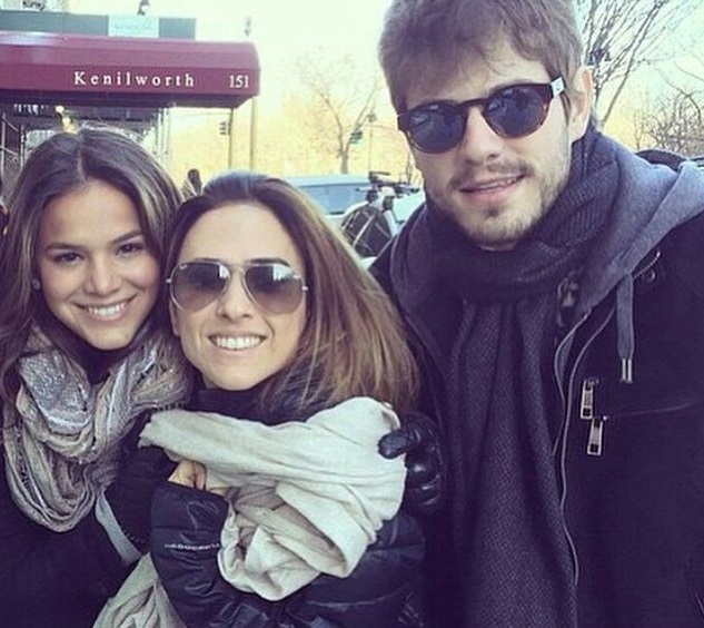 Bruna Marquezine e Tatá Werneck pregam sustos uma na outra, em Nova York. Assista!