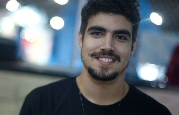 Caio Castro está no Tinder, com perfil autenticado pelo aplicativo