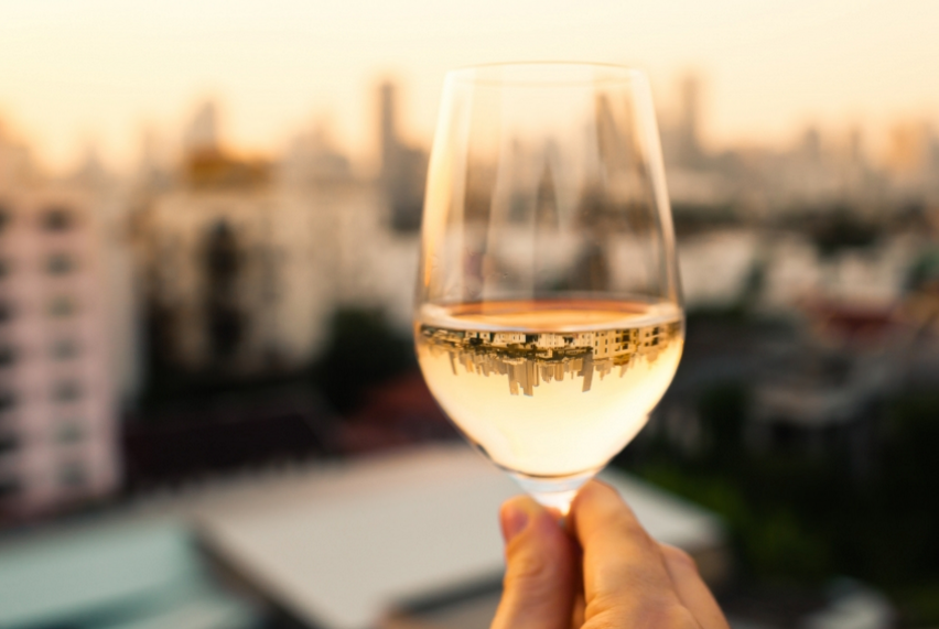 Como segurar a taça de vinho