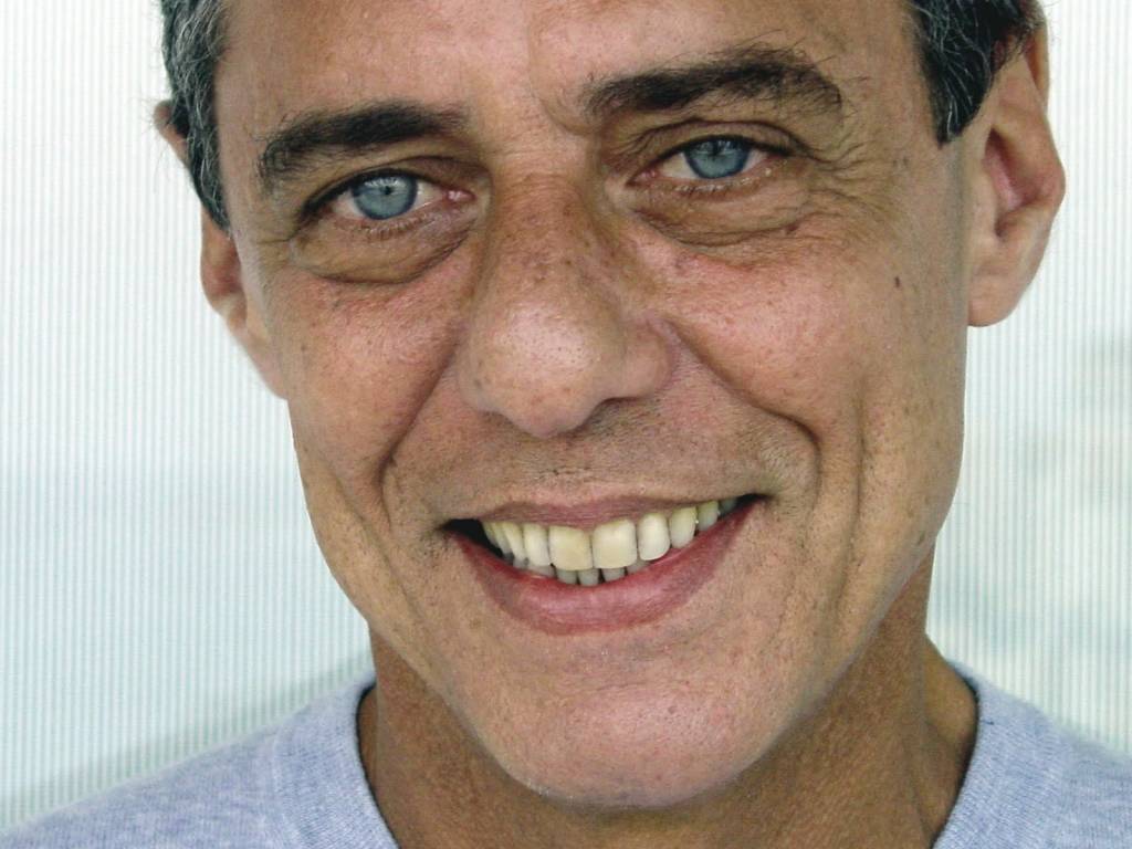 Chico Buarque parte para o contra-ataque a perfil que divulgou fake news