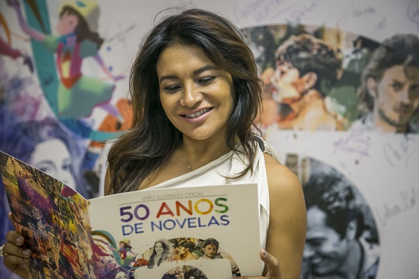 Dira Paes e outros artistas da Globo, como Tony Ramos e Giovanna Antonelli, escondem autógrafos em figurinhas de álbum de novelas
