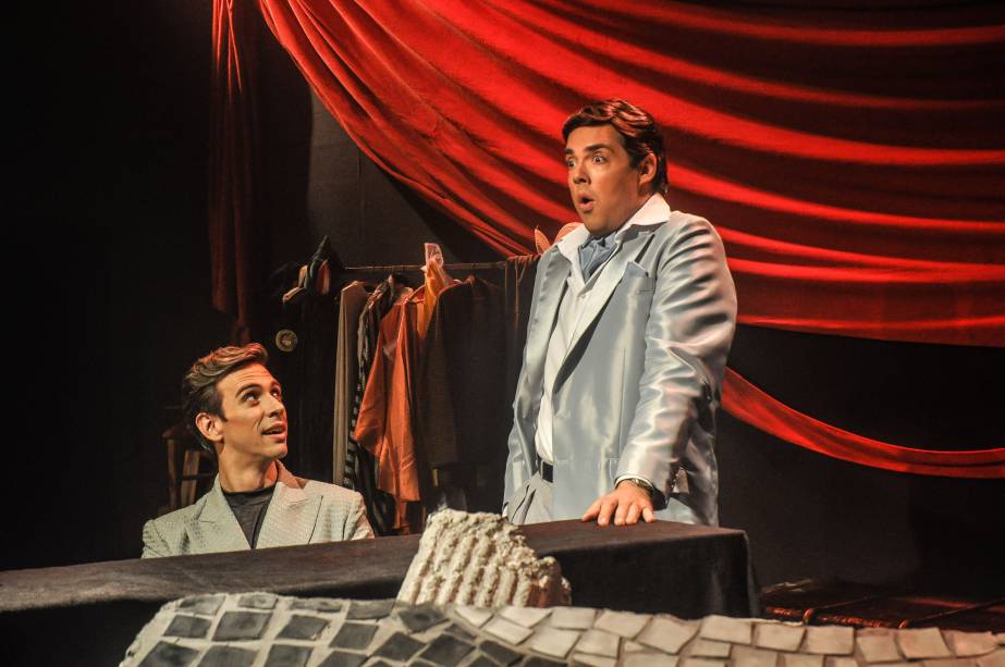 Fernando Ceylão, de pé, como Ivon Curi, ao lado de Leonardo Wagner, ao piano: musical sobre o ator e cantor Fernando Ceylão, de pé, como Ivon Curi, ao lado de Leonardo Wagner, ao piano: musical sobre o ator e cantor