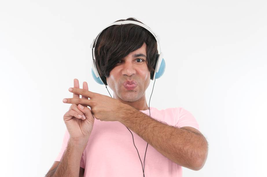 Rodrigo Sant’anna caracterizado em Comício Gargalhada — Segundo Turno: comediante encarna diversos personagens estranhos em busca de votos Rodrigo Sant’anna caracterizado em Comício Gargalhada — Segundo Turno: comediante encarna diversos personagens estranhos em busca de votos