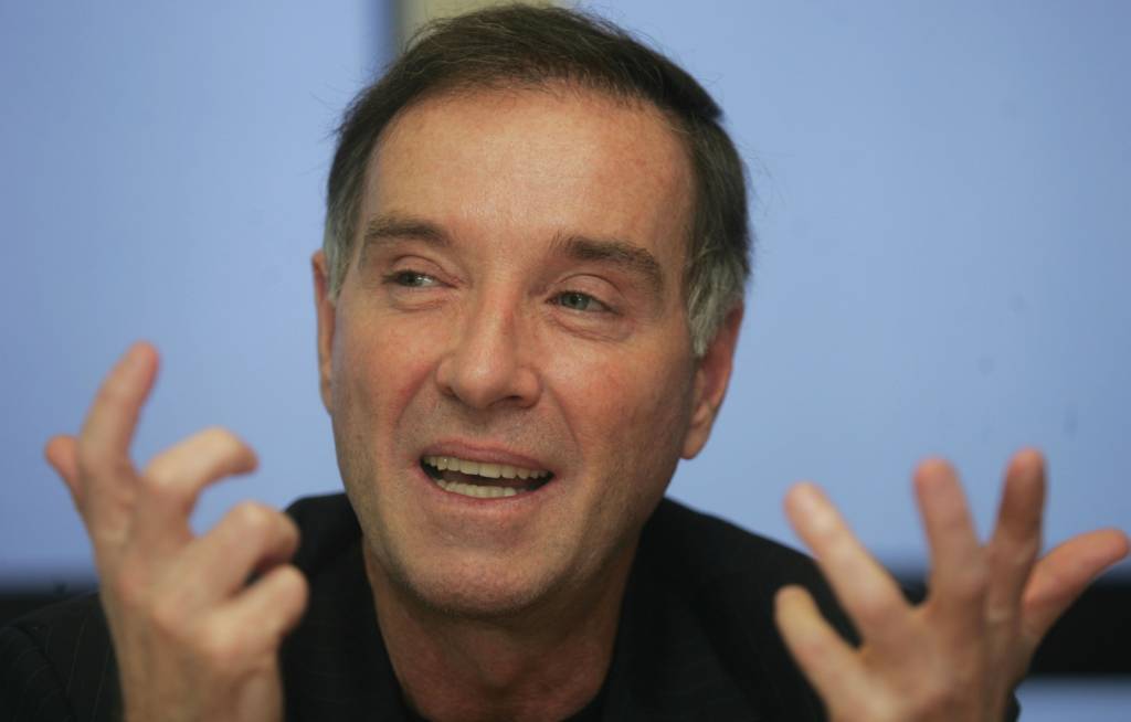 A imagem mostra o empresário Eike Batista gesticulando