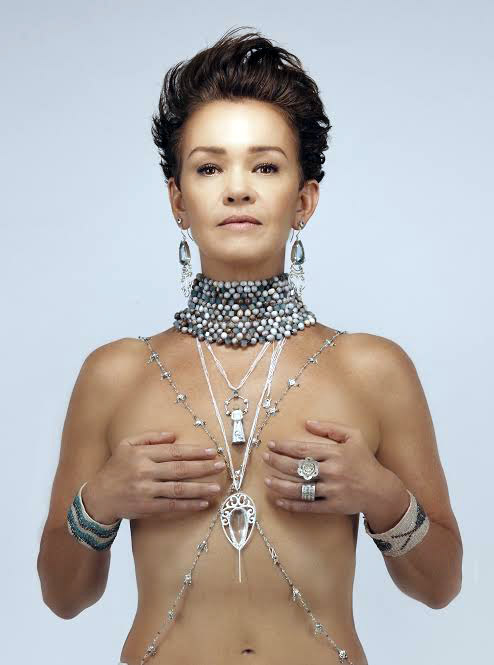 Júlia Lemmertz posa nua, aos 51 anos de idade, para grife de joias