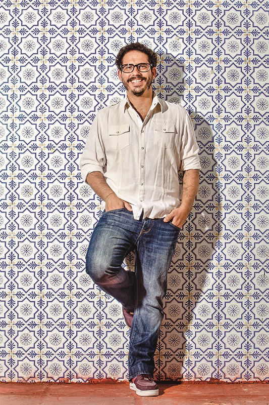 Cantor Maurício Baia volta aos palcos com músicas inéditas que estão ecoando na esfera política