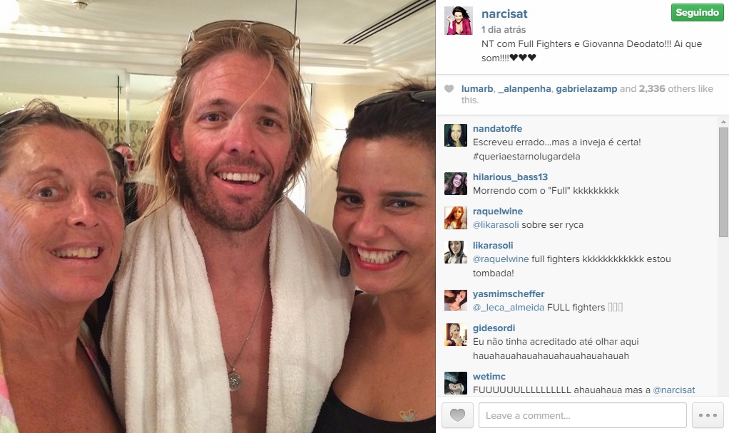 Eike gafe! Narcisa Tamborindeguy tira foto com baterista da banda Foo Fighters, mas erra nome do grupo