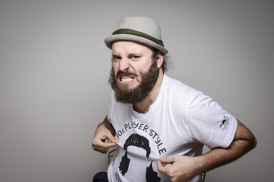 Paulinho Serra: stand-up inclui comentários sobre a vida do comediante