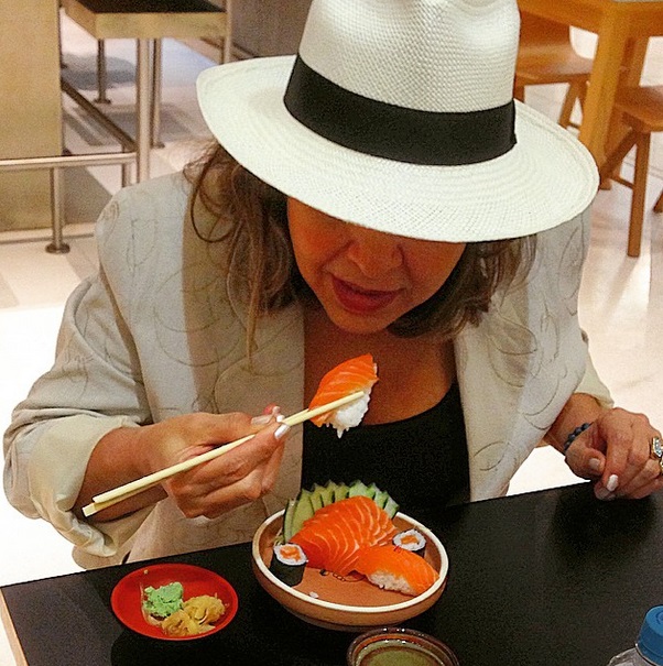 Roberta Miranda grava vídeo hilário onde confessa ter aprendido a pegar o “pauzinho do japonês”