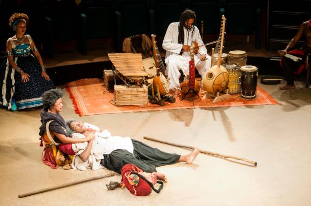 Salina (A Última Vértebra): produção da Amok Teatro Salina (A Última Vértebra): produção da Amok Teatro