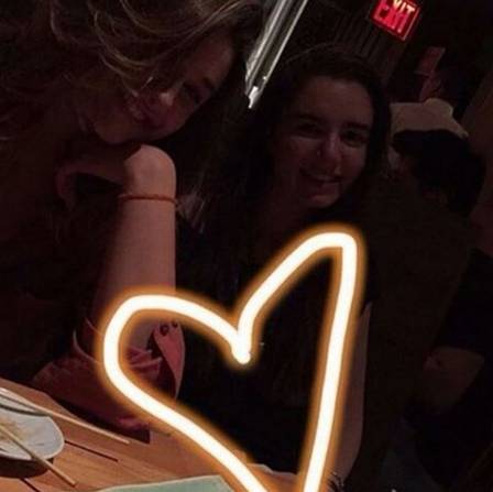 Sasha curte a vida adoidada em Nova York e fecha parceria com a Coca-Cola Jeans para assinar duas coleções