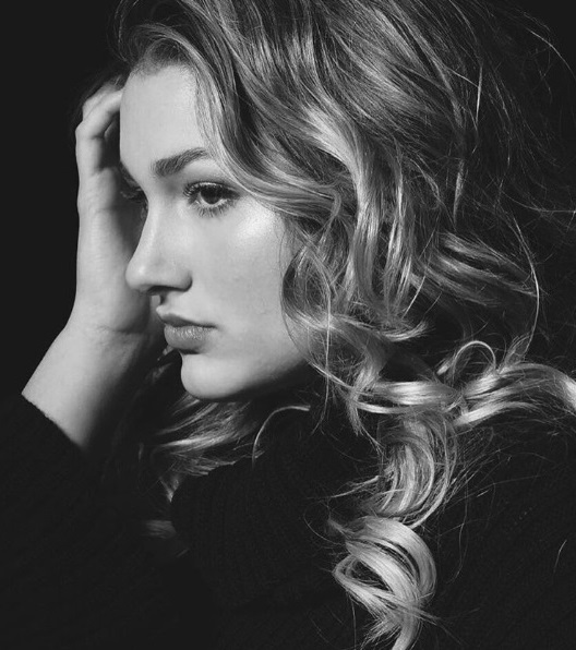 Sasha Meneghel torna pública sua conta no Instagram e revela fotos como a em que aparece fazendo topless