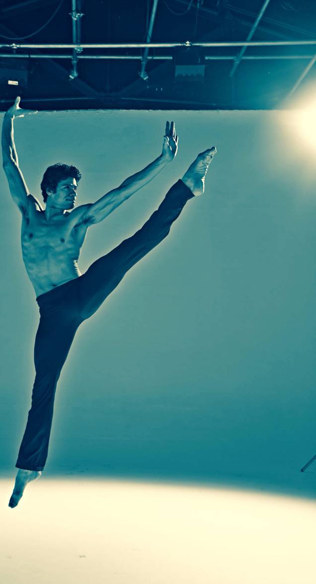 Thiago Soares em ação: um dos mais renomados bailarinos brasileiros Thiago Soares em ação: um dos mais renomados bailarinos brasileiros