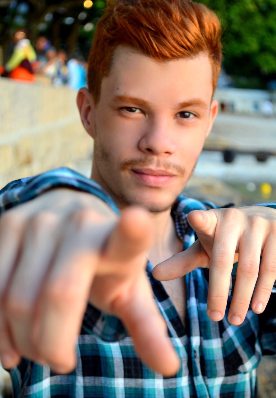 Após sucesso da peça The Book of Mormon, o ator Vinicius Teixeira estreia na novela das 9, Babilônia
