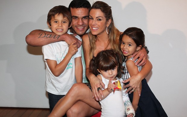 “Sexo é bom, mas sem amor é um ato não aprovado por Deus”, diz o lutador Vitor Belfort, que confessa ainda curtir e usar cosméticos