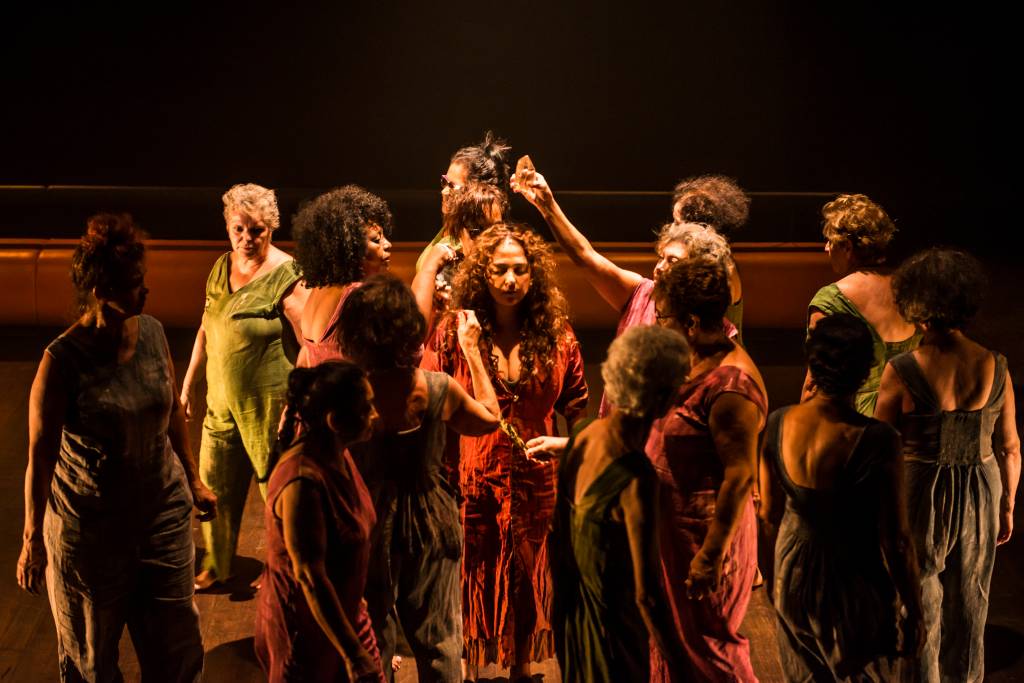 Debora Lamm estrela excelente espetáculo inspirado em Medeia