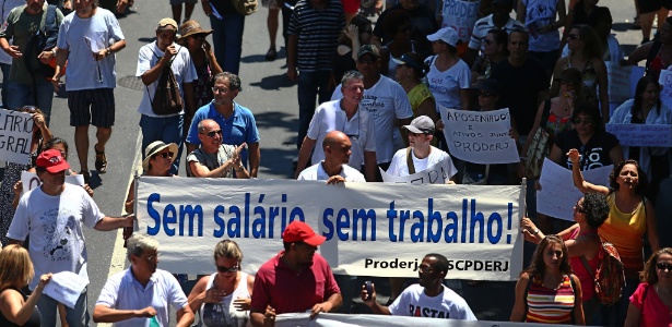 Servidores do Estado do Rio de Janeiro participam de protesto contra o atraso no pagamento de salários e pensões para o funcionalismo público