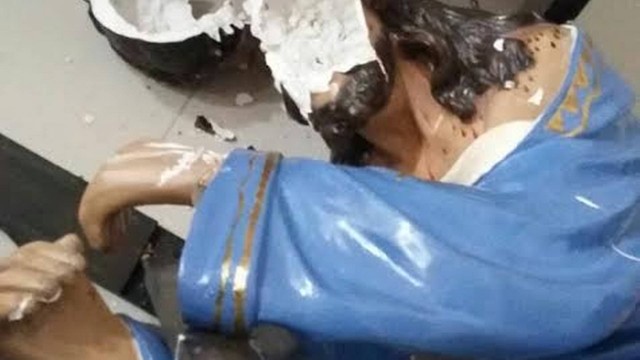 Homem destrói imagens em catedral de Niterói