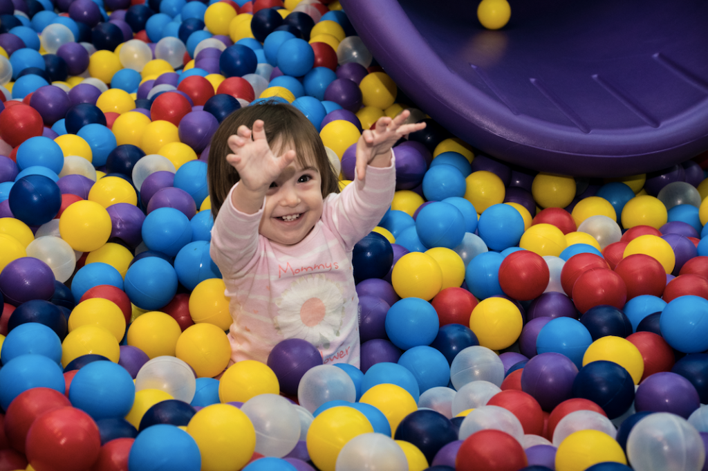 BarraShopping recebe piscina de bolinhas com 7 tobogãs