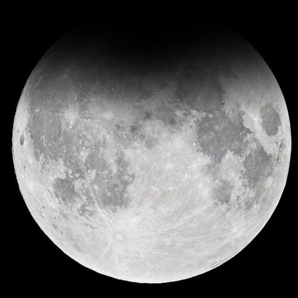 Eclipse lunar e cometa enfeitam o céu neste fim de semana