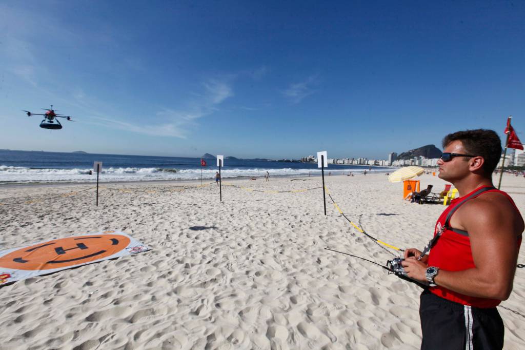 Bombeiros usam drone para resgate no mar