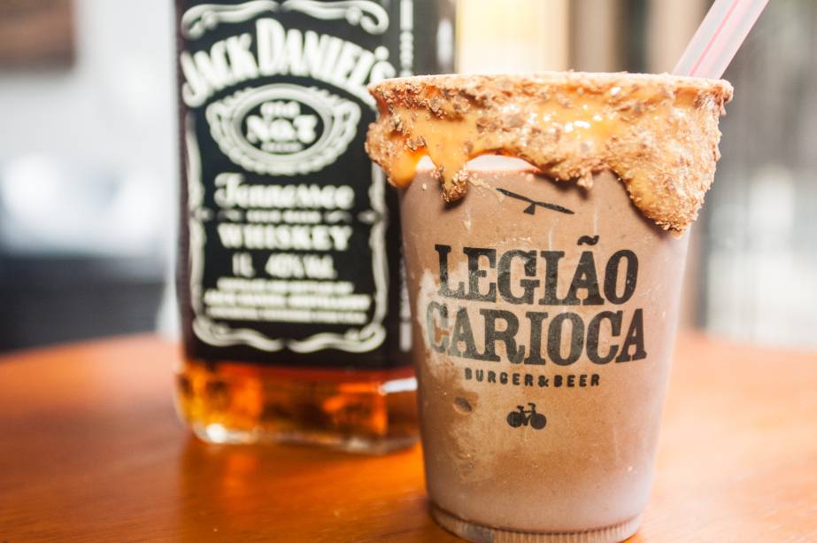 Alternativa às geladas, o jack balanço é um milk-shake de chocolate belga com uísque Jack Daniel's, coberto por doce de leite e raspas de chocolate (R$ 24,00) Alternativa às geladas, o jack balanço é um milk-shake de chocolate belga com uísque Jack Daniel's, coberto por doce de leite e raspas de chocolate (R$ 24,00)