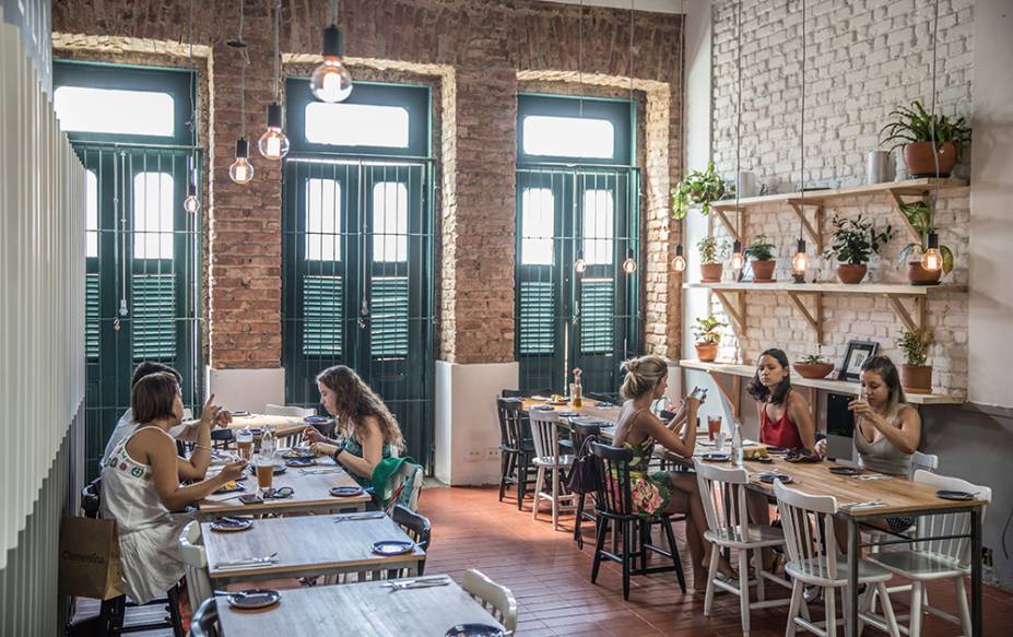 O salão da casa é clean, mas cheio de charme O salão da casa é clean, mas cheio de charme