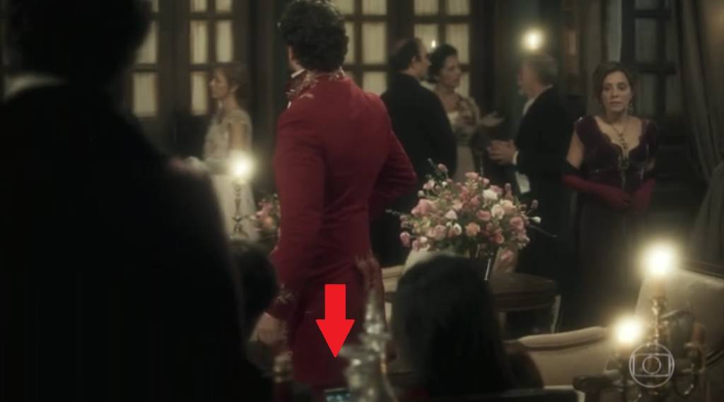 Celular de Isabelle Drummond aparece em cena de novela de época