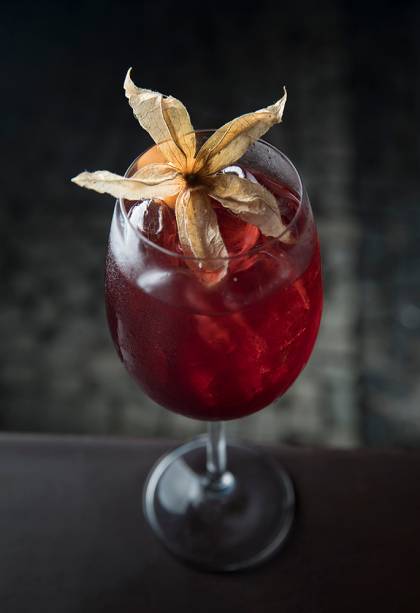 Aloha: gim, aperol, chá de hibiscos e tônica Aloha: gim, aperol, chá de hibiscos e tônica