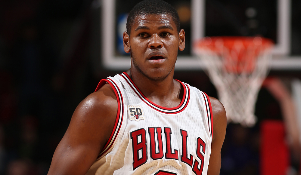 Cristiano Felício, do Chicago Bulls, dá autógrafos na Barra