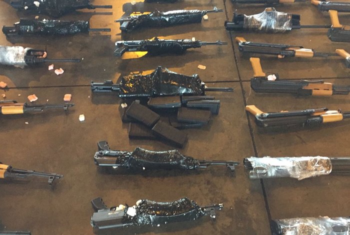 Polícia apreende 60 fuzis vindos de Miami no aeroporto do Galeão