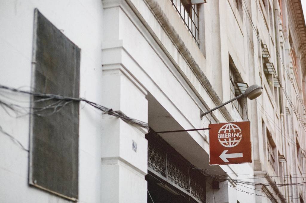 Sofia Lemos faz exposição e oficina de colagem na Fábrica Bhering