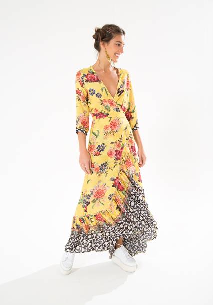 A estamparia (1997): a primeira coleção da grife foi de bodies, mas logo os vestidos estampados viraram marca registrada e conquistaram as clientes. Kátia chegava a tingir as peças em baldes, em casa, para alcançar as cores desejadas A estamparia (1997): a primeira coleção da grife foi de bodies, mas logo os vestidos estampados viraram marca registrada e conquistaram as clientes. Kátia chegava a tingir as peças em baldes, em casa, para alcançar as cores desejadas