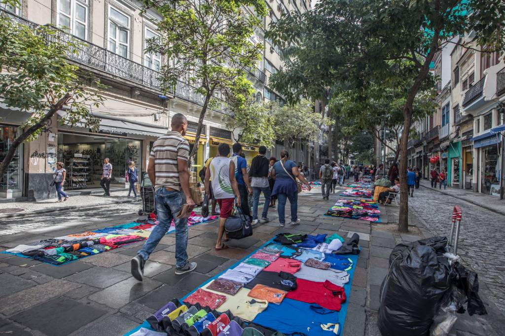 Crivella anuncia nova iniciativa para tentar organizar camelôs na cidade