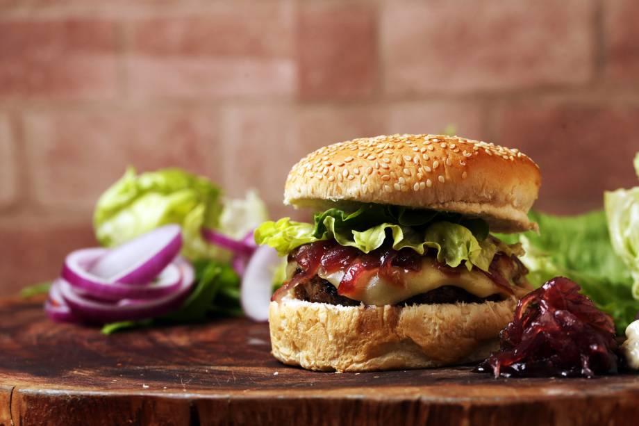 Rei do gado: carne picante, queijo e cebola-roxa caramelada