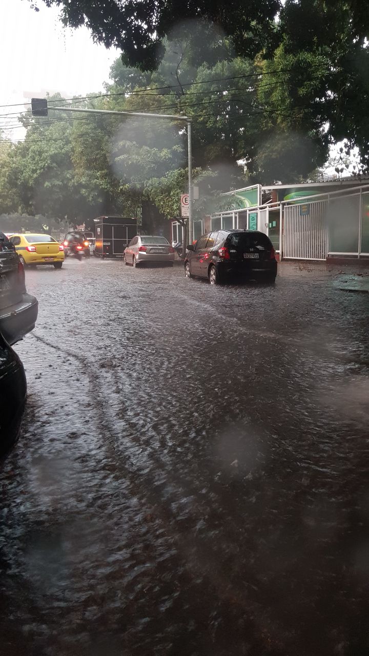 Chuva forte alaga ruas do Rio e complica trânsito na Zona Sul