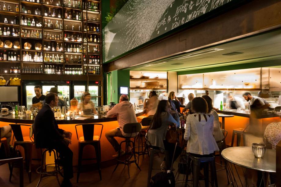 Nosso: bar e cozinha integrados pelo balcão Nosso: bar e cozinha integrados pelo balcão